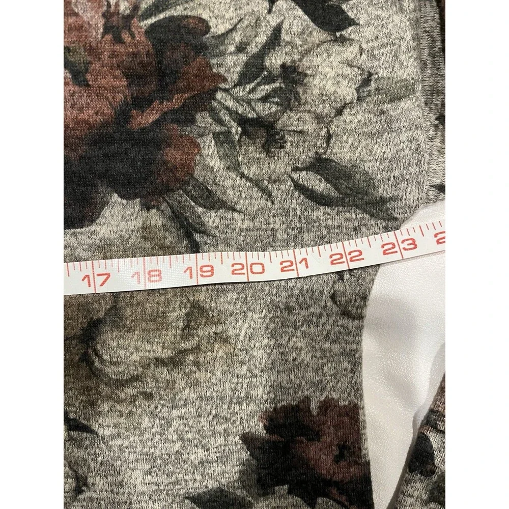 Live In The Moment Womens Sweater Size M Gray Floral V-Neck Long Sleeve Pullover